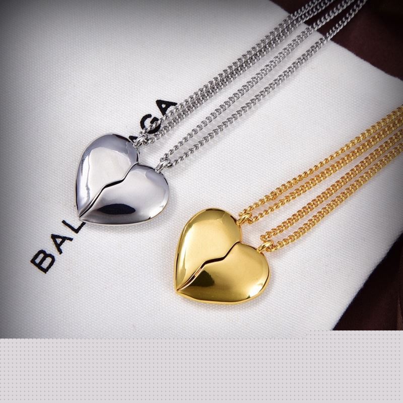 Ba*len*cia*ga necklaces